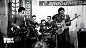 ЛИСТЬЯ ЗАКРУЖАТ