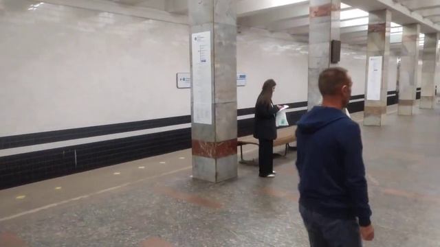 Molodezhnaya, Moscow Metro, Blue Line - interior view, arrival and departure of the train Fragment 2