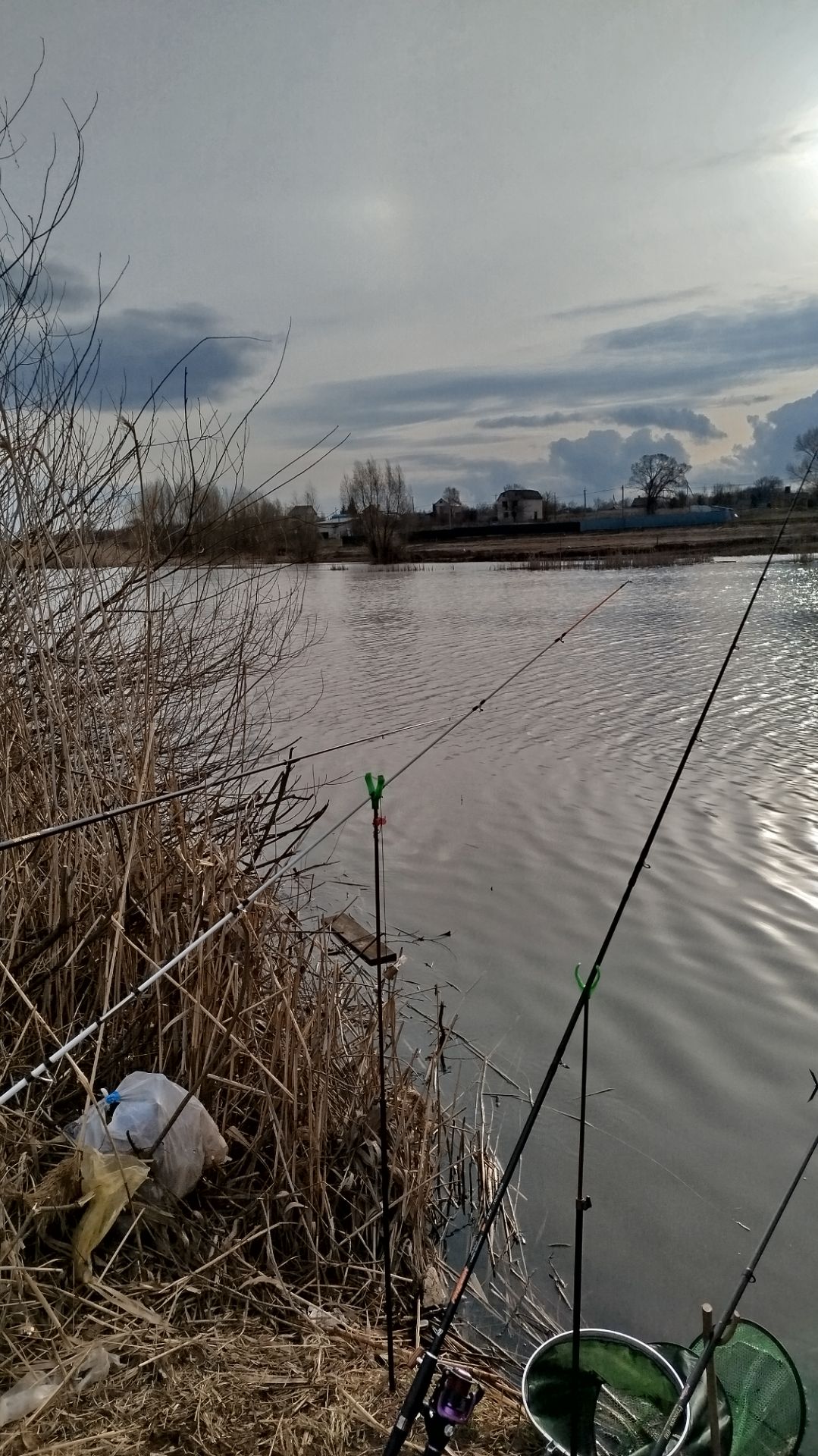 Просто сидим и ловим рыбу.