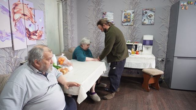 Пенсионеры откладывали с пенсии деньги на продукты для окрошки Так сильно захотели Сын купил всё это