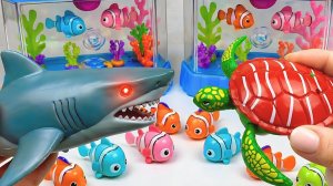 Мультики для детей про рыбок. Достаем рыбок и большую АКУЛУ и засовываем в аквариум.Мультики малышам