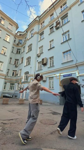 И снова танцы, как же без них?