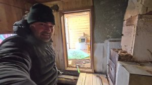 Сафар купил доски и меняет пол в бане.