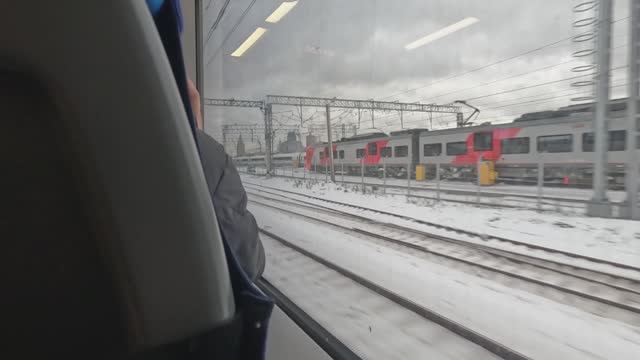 Жду кофе в поезде, но пока его нет. Едем в Завидово. Погода на улице -2 градуса, а в Норильске -34.