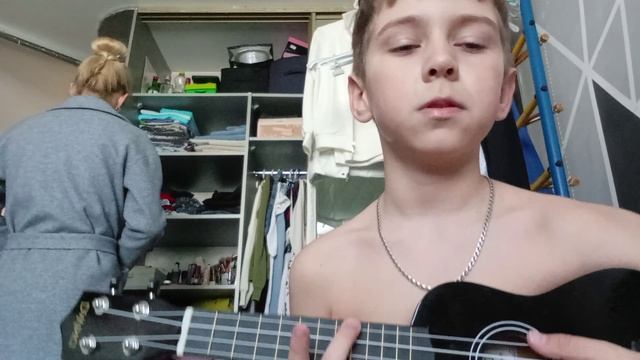 играю на укулеле
