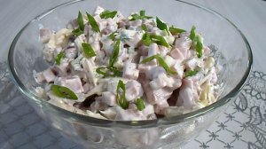 Салат с фасолью и ветчиной