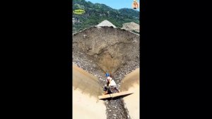 Строительство, разгрузка баржи