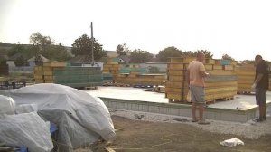 Строительство дома. Сортировка панелей. Монтаж нижней обвязочной доски.