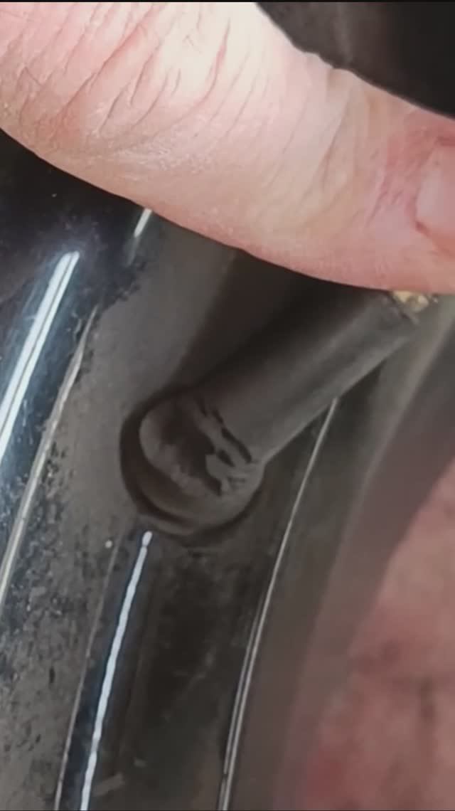 Меняем вентиль бескамерного колеса за 5 минут #заменавентиля #бескамерка