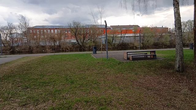 Интересная композиция из старинных велосипедов и матрёшек в Павловопосадских платках в парке Меленки