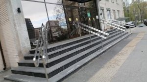 Иду с Подворья через детскую поликлинику