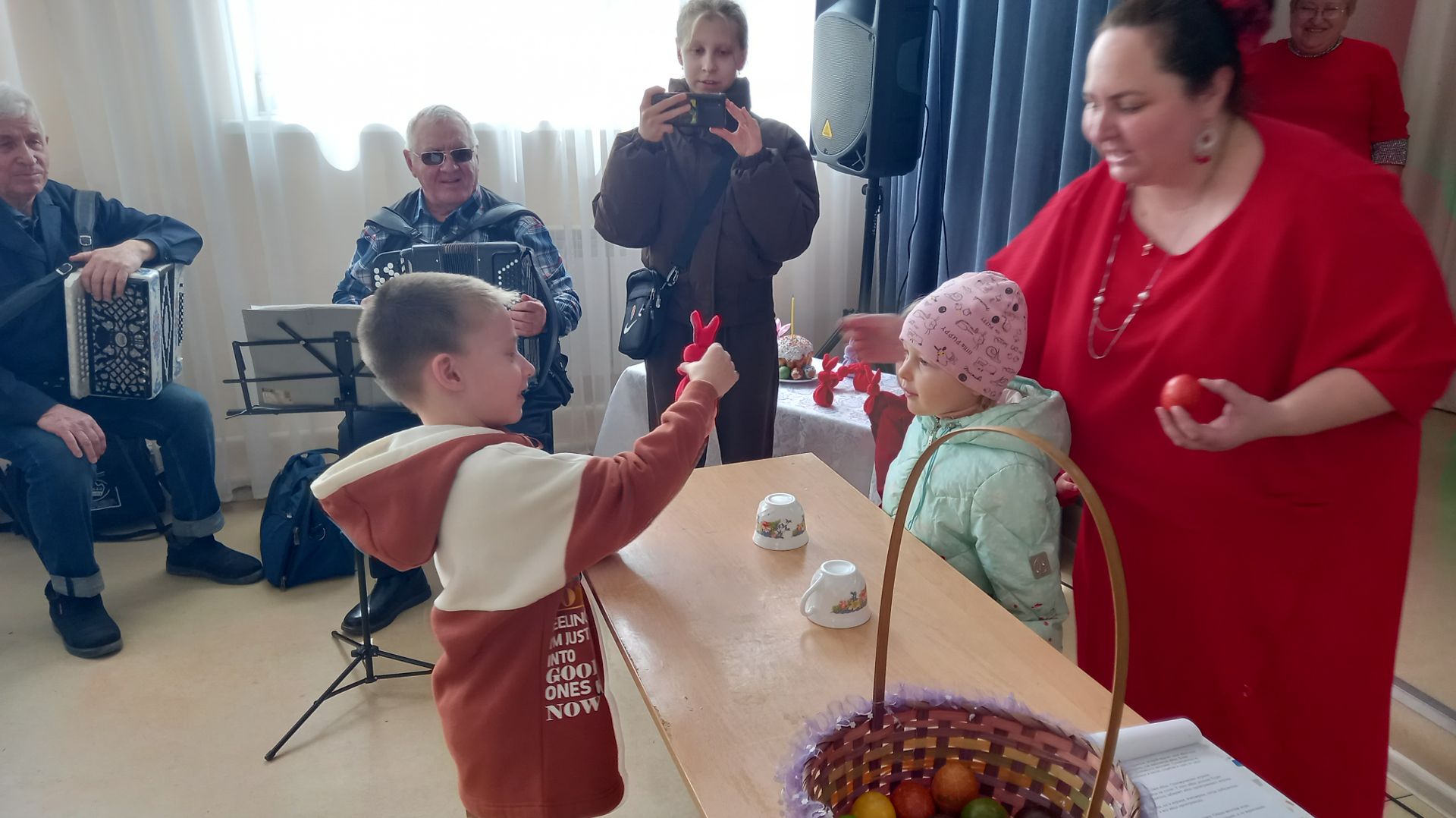 Воскресения день и просветимся люди