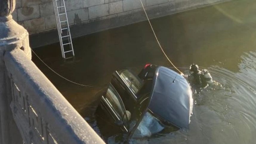 Сбил пешехода и рухнул в воду: подробности ДТП на Обводном канале в Петербурге