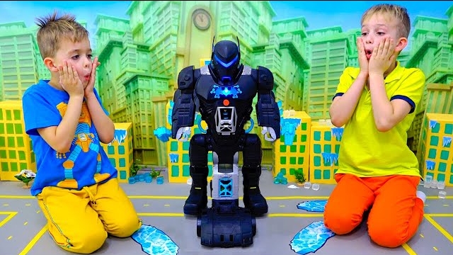 Влад и Ники играют с детской игрушкой Bat-Tech BatBot и спасают город час!