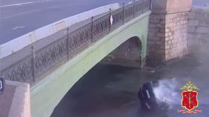 Падение машины в Обводный канал в Санкт-Петербурге попало на видео.