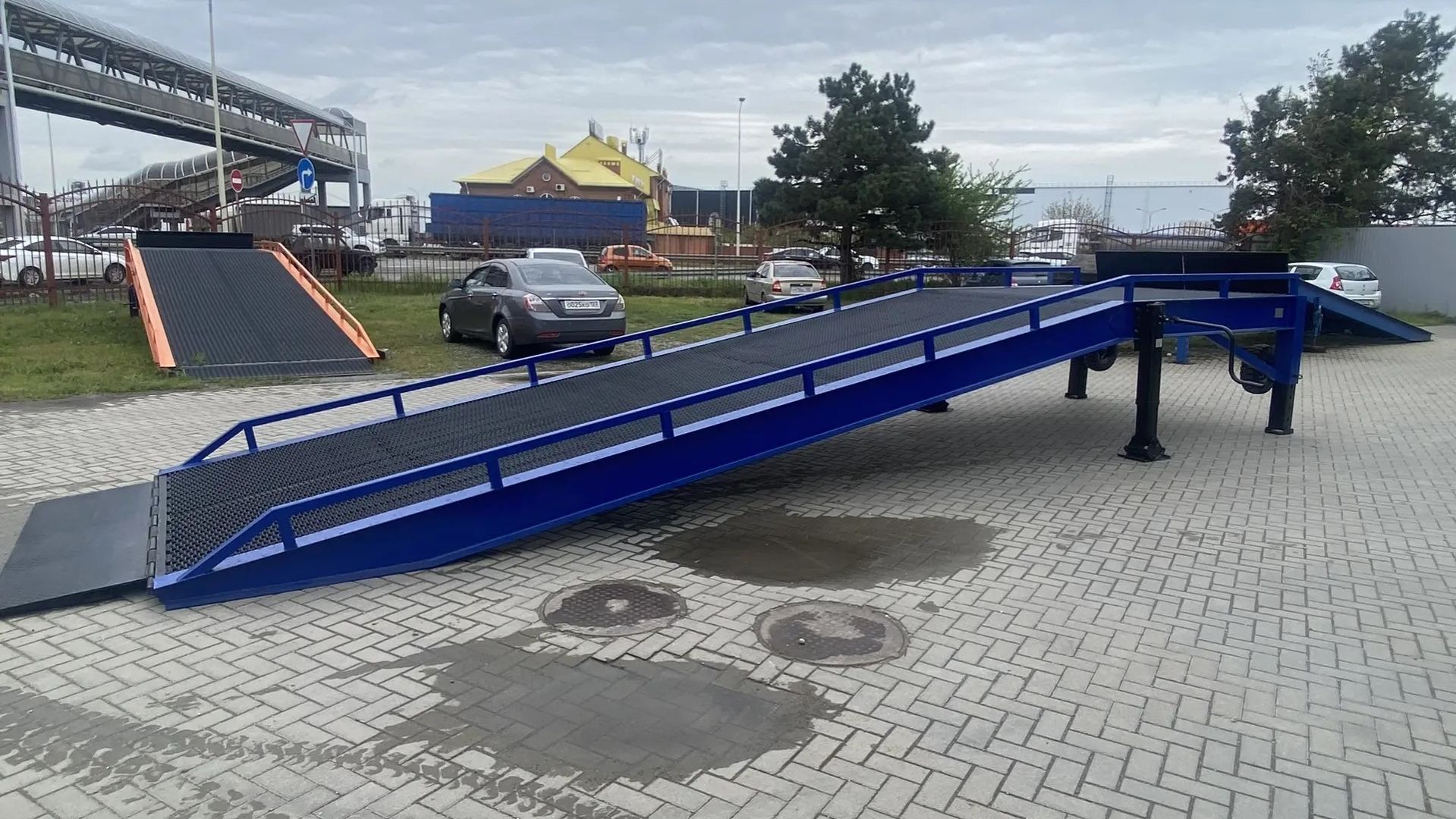 Передвижная погрузочная эстакада ( мобильная рампа ) ППЭ9-2,4