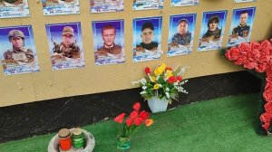 У ДОСКИ ПАМЯТИ ДЛЯ НАШИХ ГЕРОЕВ ВСЕГДА НАХОДЯТСЯ ДОБРЫЕ РУКИ