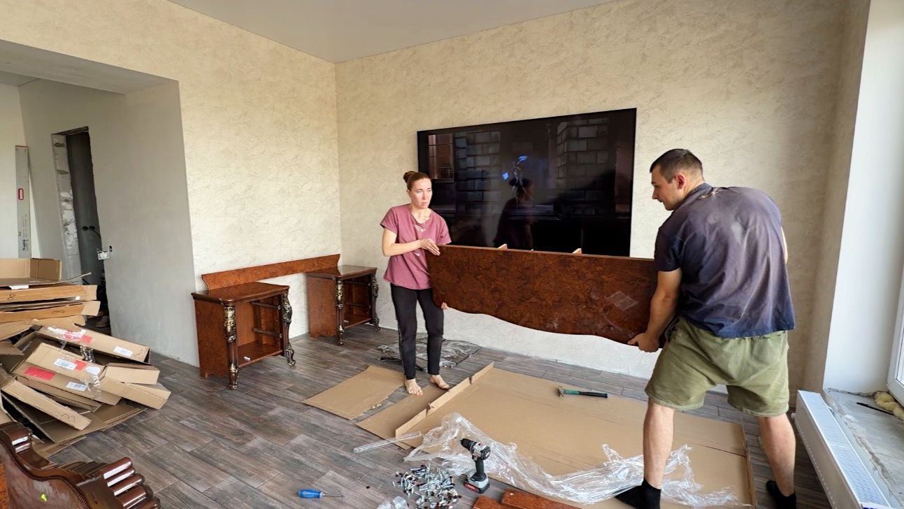 Продолжаем обставлять комнату мебелью. Делаем ремонт своими руками. Строим дом в деревне.