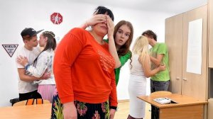 ИГРАЕМ в БУТЫЛОЧКУ! ЦЕЛУЕМСЯ пока ДИРЕКТОР не ВИДИТ!