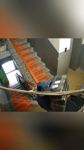 😎 Когда руки заняты — технологии работают за тебя
Представьте ситуацию:
вы несёте 6 коробок в руках