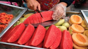 САМЫЙ БЫСТРЫЙ МАСТЕР ПО НАРЕЗАНИЮ ФРУКТОВ В ТАИЛАНДЕ 🍉🔥 ПОТРЯСАЮЩИЕ НАВЫКИ В СФЕРЕ УЛИЧНОЙ ЕДЫ