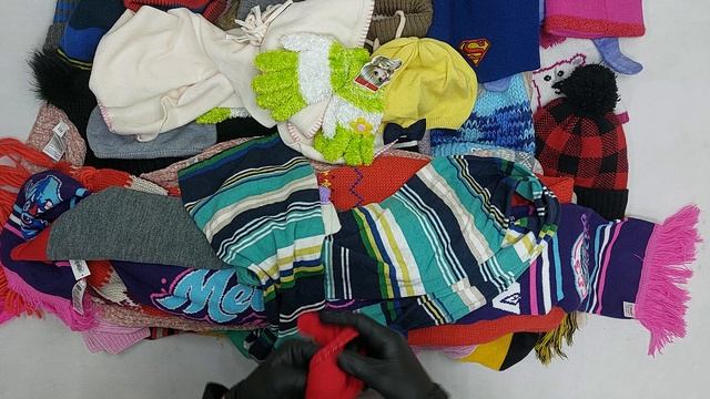 Шапки шарфы перчатки (детские) секонд оптом 1 пак