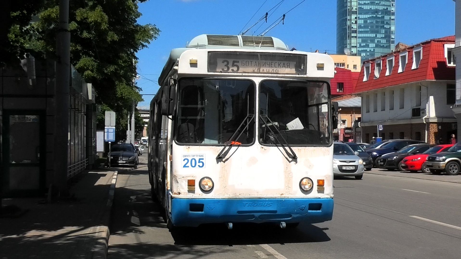 Троллейбус Екатеринбурга БТЗ-5276-04 борт. №205 маршрут 35 на остановке "Федерация профсоюзов"
