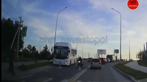 В Севастополе мотоциклист сбил самокатчика