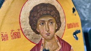 В атриуме первого корпуса МИД РФ открылась уникальная выставка икон.