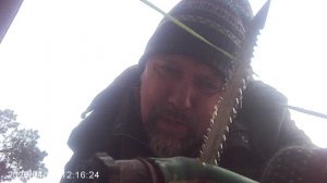 Поливная система: срезаю кусочек затвердевшего старого шланга с патрубком