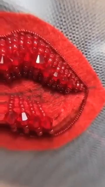 Процесс вышивки броши 🧵 🪡 💋