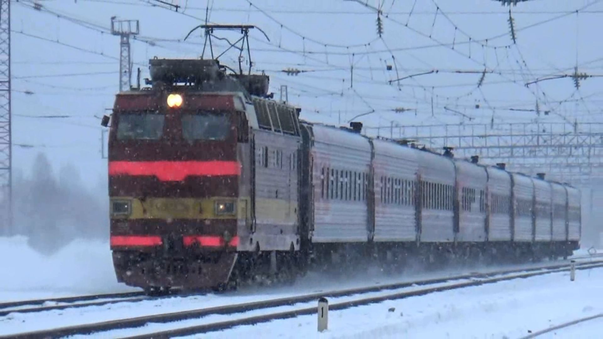 ЧС4т-638 и ЭП1М-538 с пассажирскими поездами.