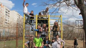 МАЙ 2011: 7 «А» честно ухаживает за родной школой Дзержинска: «Умой свою планету, школу и лицо!»