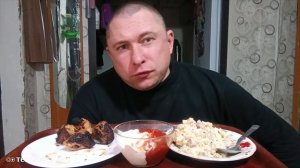 мукбанг/обжорыч/салат Оливье и шашлычок/