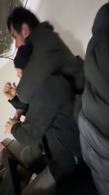 Вот так он делает чтоб они не расслаблялись