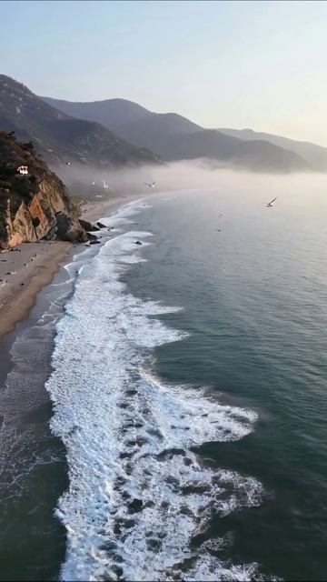 Красивая береговая линия: время для отдыха #море #пейзаж #природа