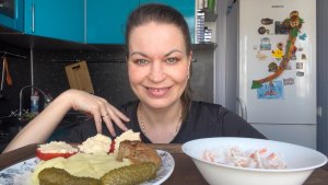 МУКБАНГ ПЮРЕ С КОТЛЕТОЙ/САЛАТ ИЗ РЕДЬКИ/ПОМИДОРКИ С СЫРОМ И ЧЕСНОКОМ/СОЛЕНЬЯ/MUKBANG ЕДА ОБЖОР