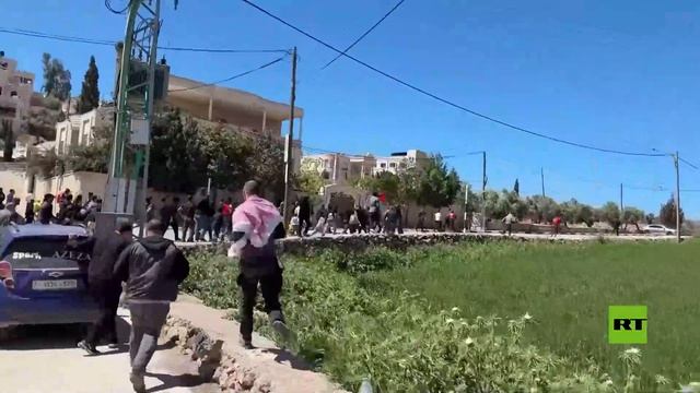 قوات إسرائيلية تقتحم جنازة فلسطينيين في رام الله قتلا إثر هجوم مستوطنين على مدرسة