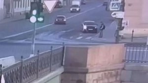 Момент падения авто в Обводной канал в Петербурге