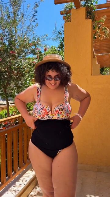 Привезла свое шикарное тело на море