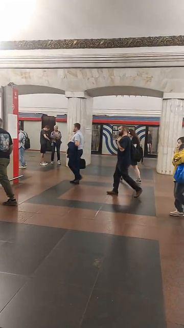 Станция метро поезд пассажир интерьер Москва Курская (радиальная) 3