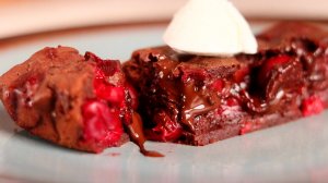 Невероятно вкусный шоколадный фондан с вишней.