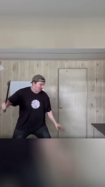 Типичный геймер в любом хорроре.