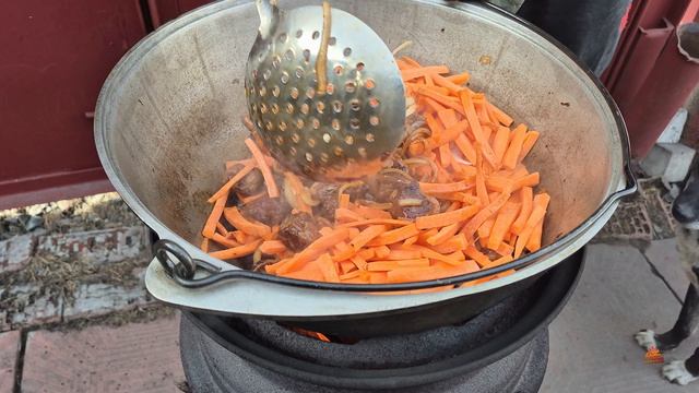 Свиной шашлык маринованный тремя разными способами. Плов в казане на костре из говядины.