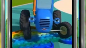 Синий трактор с прицепом по полям везёт животных.