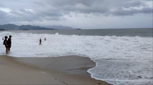 Все купаются в таких больших волнах!