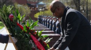 Президент Сейшельских Островов Патрик Эрмини возложил цветы к Могиле Неизвестного Солдата в Москве