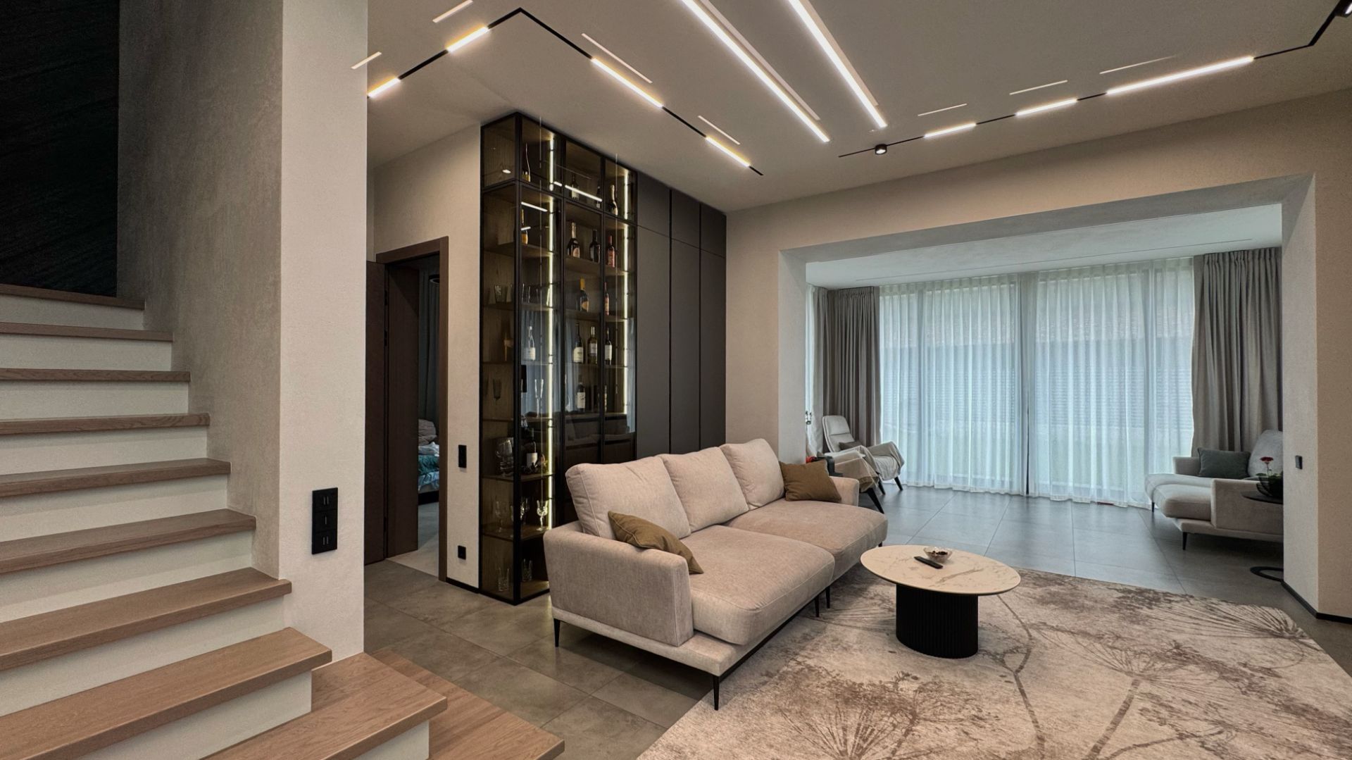 Шкаф-витрина с подсветкой | Хранение, которое становится декором