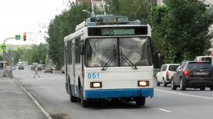 Троллейбус Екатеринбурга ВМЗ-5298.00 (ВМЗ-375) борт. №051 маршрут 35 следует по улице Крауля