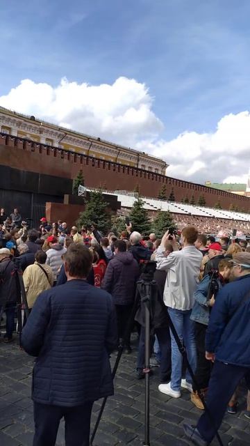 Москва День Рождения Ленин Революция 10 Недвижим в гранитном склепе Вызывает шок и трепет